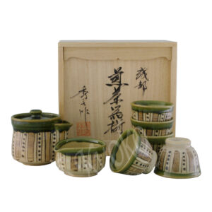 11-522 : 1:1:5 Gyokuroset Oribe m. Yuzamashi im Holzkasten, 5-tlg., 160 ml / ø = 6,8 cm; H = 4,8 cm