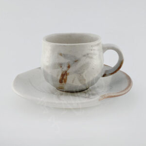 21-239 : Tasse mit Untertasse Shino Kusa, Tasse ø=7; H=6,3 cm, Untert. ø=14 cm