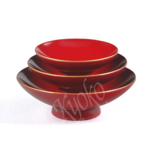 22-415 : Sakeset, Holz, rot mit Gold, 3-tlg., ø = 11 cm / 9 cm / 7,5 cm; H = 3,5 cm / 3 cm /2,5 cm