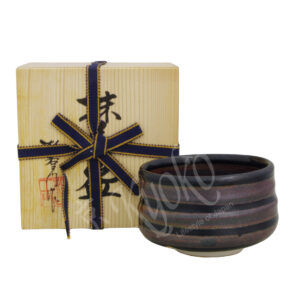 61-445 : Matchaschale Kohsai Tenmoku, im Holzkasten, ø = 11,5 cm; H = 8 cm